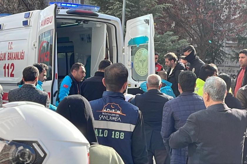 Urfa'da ölü bununan anne ve kızları hastaneye kaldırılırken