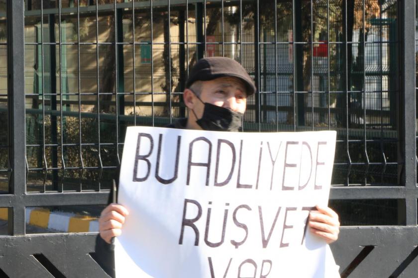 Adliyede rüşvet var eylemi yapan yurttaş