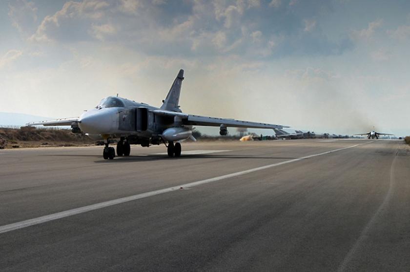 Hmeymim hava üssünde bir Rus Su-24 savaş uçağı.