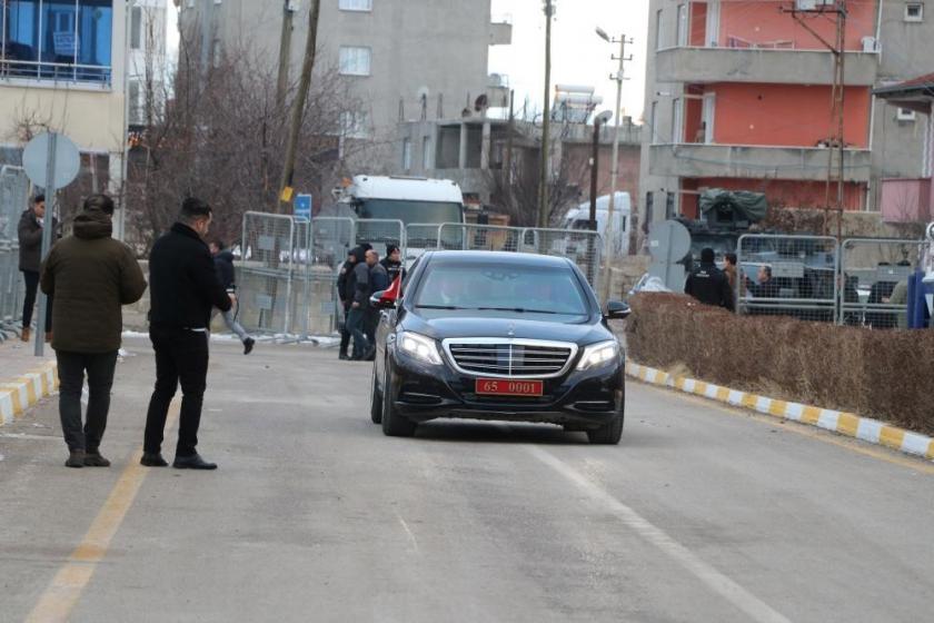 Belediye binası abluka altına alınırken kayyım atanan Vali, belediye binasına girdi