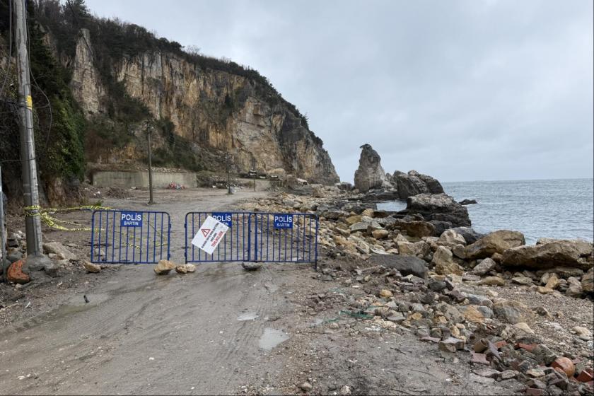 Taş ocağındaki kayalar denize yuvarlandı, deniz kıyısı girişe kapatıldı