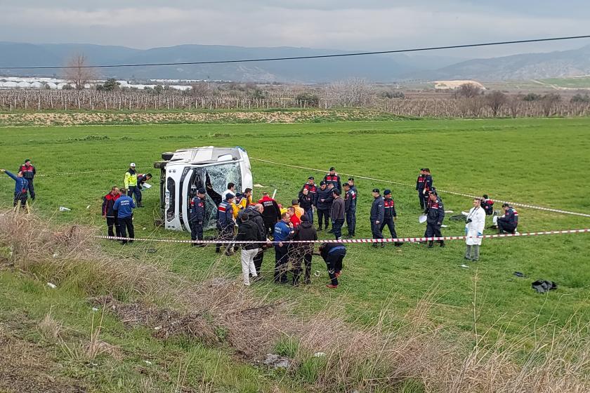 Denizli'de öğrencileri taşıyan servis devrildi: 2 ölü, 26 yaralı