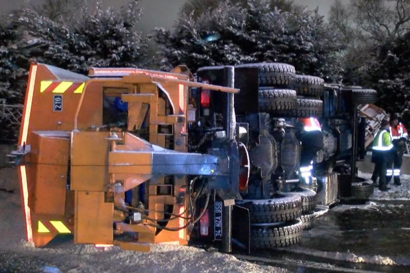 Beylikdüzü'nde, devrilen kar küreme aracının şoförü yaralandı