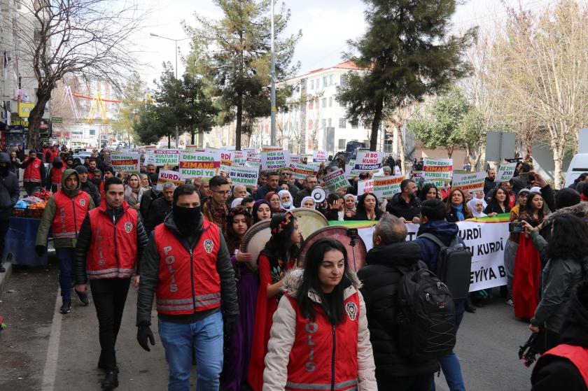 Diyarbakır'da 21 Şubat Dünya Ana Dili Günü yürüyüşü: Kürt dili önündeki engelleri kaldırın