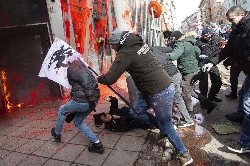 Bulgaristan'da 'avro bölgesi' protestosu: Milliyetçiler AB binasını tahrip etti