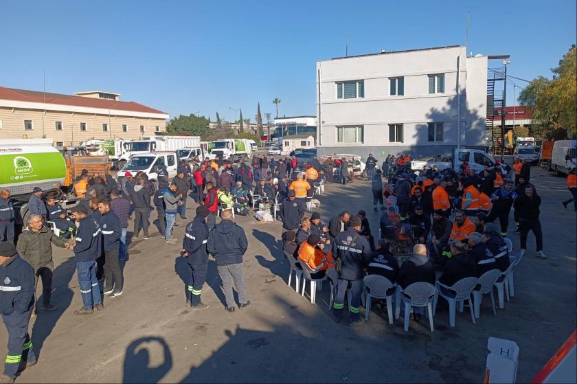 Seyhan Belediyesi işçileri TİS hakkı için tüm birimlerde eylemde: Eylem, işten atma tehdidi ile başladı