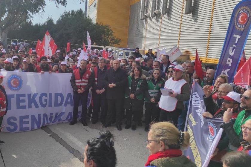 İzmir’de Sunel Tütün işçileri greve çıktı