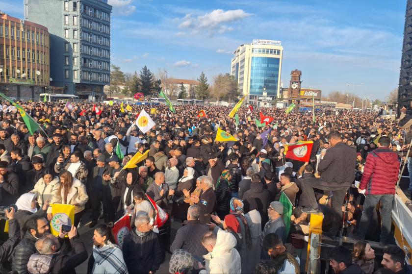 Öcalan'ın çağrısı kent meydanlarında izleniyor: Diyarbakır’da ekrana izin verilmedi