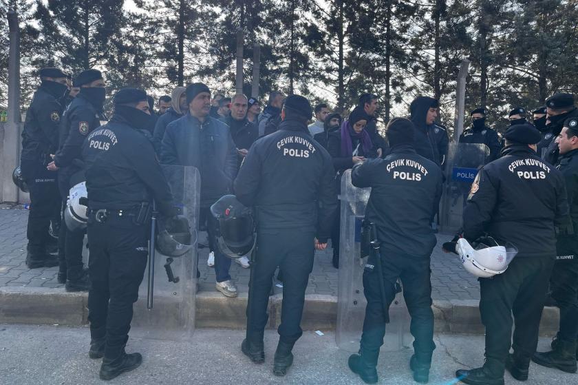 Yasak kalktı ancak hukuksuzluk sürüyor: Fabrika önünde bekleyen Has Çuval işçilerine polis müdahalesi