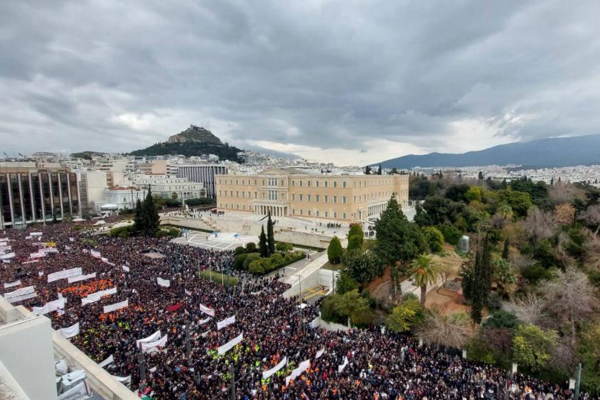 Yunanistan'da genel grev hükümeti sarstı