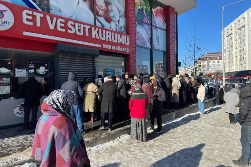 Yurttaş ucuz et alabilmek için sabahın erken saatinde kuyruğa giriyor