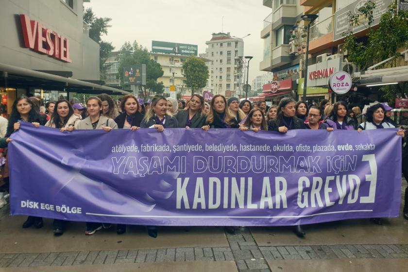 İzmir'de DİSK üyesi kadınlar: Eşitlik, adalet ve özgürlük için alanlardayız