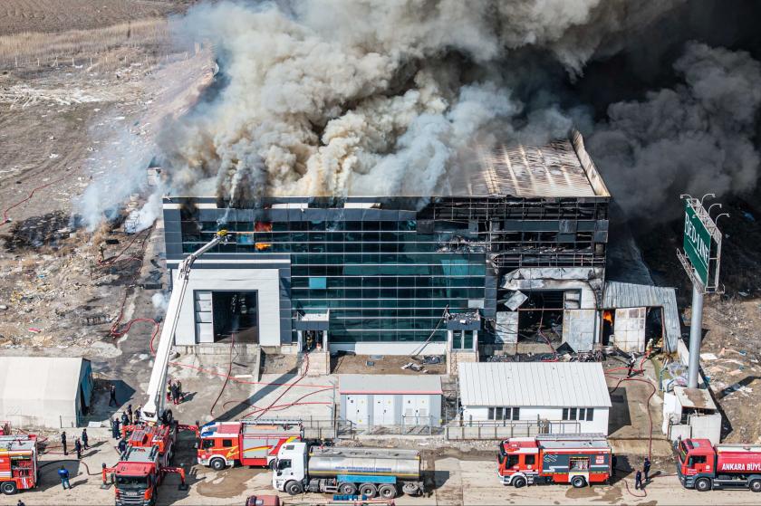 Ankara'da yatak fabrikasında yangın: İşçiler tahliye edildi