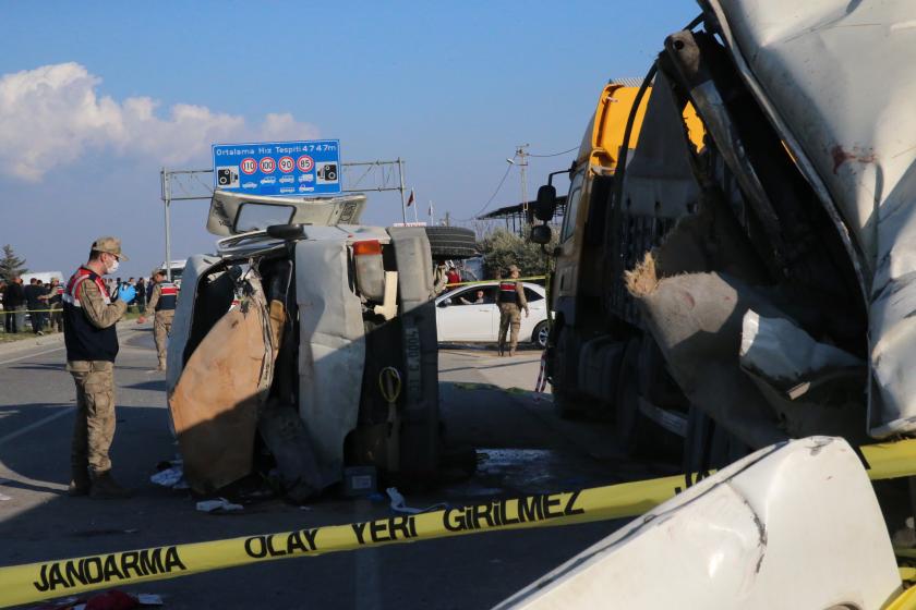 Hatay'da işçi servisi tıra çarptı: 6 öldü, 8 yaralı