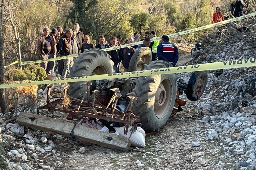 Burdur'da devrilen traktörün sürücüsü hayatını kaybetti