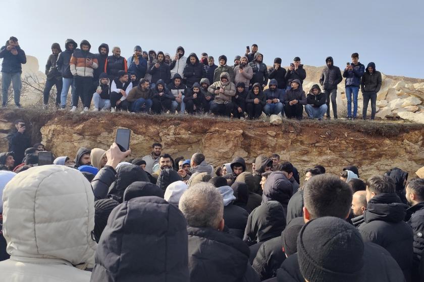 Durkar Halı işçileri düşük ücretlere karşı iş bıraktı