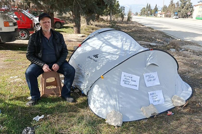 Mahkemenin kira artış kararını protesto için adliyenin karşısına çadır kurdu