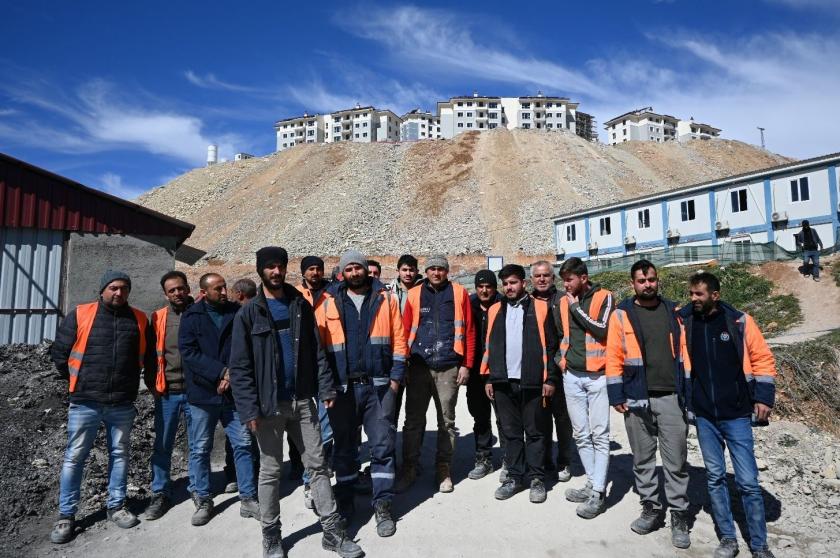 Adıyaman'da TOKİ işçileri ücretlerinin ödenmemesi nedeniyle iş bıraktı