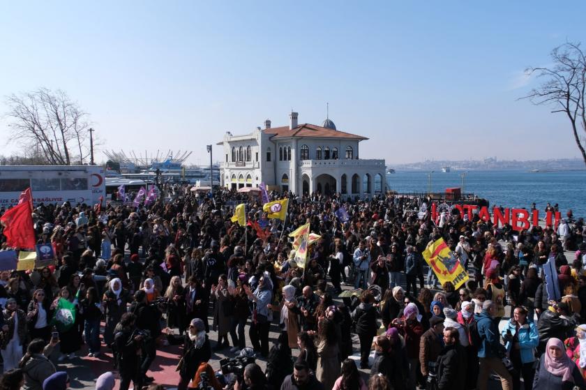 Binlerce kadın 8 Mart için Kadıköy'de buluştu | "Güvencesizliğe karşı gücümüz mücadelemiz"