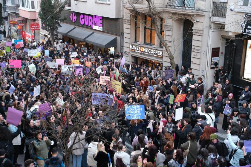 Taksim’de 8 Mart ablukası: Kadınlar Sıraselviler'de yürüyüşe geçti