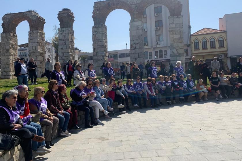 Kadınlar Efes Selçuk sokaklarında zincir oluşturdu