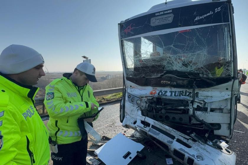 Tekirdağ'da işçi servisi ile tırın çarpıştığı kazada 7 kişi hafif yaralandı