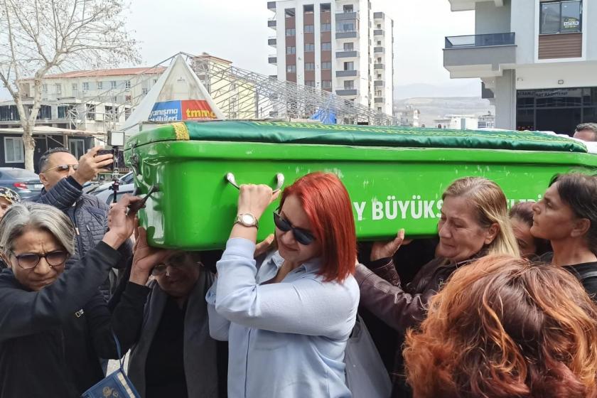 Evlhi olduğu erkek tarafından satırla öldürülen Sevcan’ın tabutunu kadınlar taşıdı