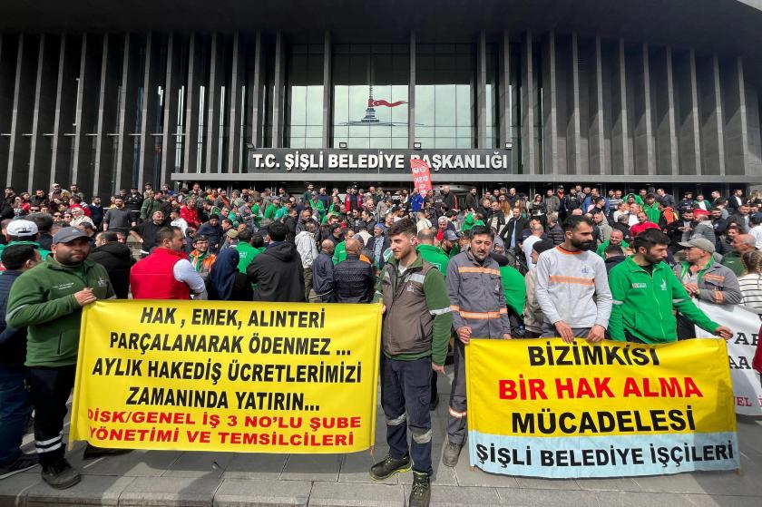 Ücretleri ödenmeyen Şişli Belediyesi işçileri belediye önüne akın etti