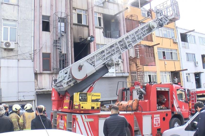 Bayrampaşa'da çorap imalathanesinde yangın: Mahsur kalan 2 işçi kurtarıldı