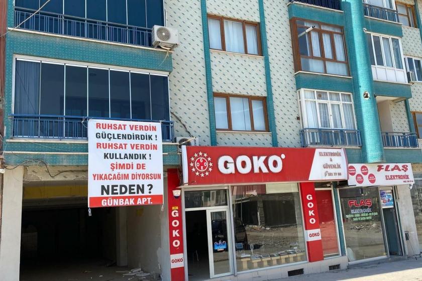 Malatya'da apartmanı sakinlerinden rezerv alanı ilanına pankartlı protesto