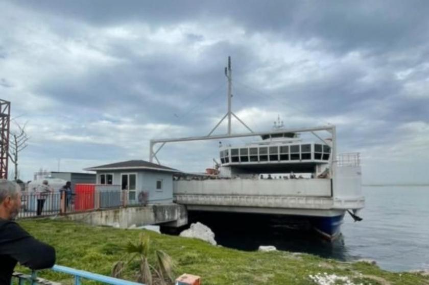 Yalova'da, dümeni kilitlenen feribot, iskeleye çarptı