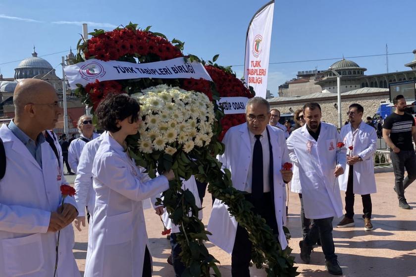 Sağlık emekçileri Taksim Anıtı'na çelenk bıraktı