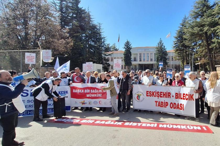 Eskişehir sağlık emekçileri İl Sağlık Müdürlüğü önünden seslendi: Güvenli, çağdaş, insani çalışma ortamları istiyoruz