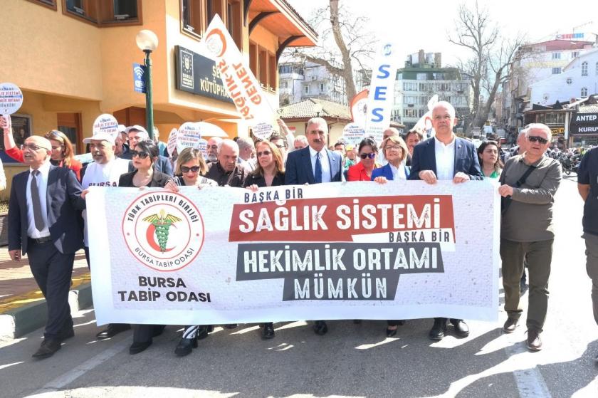 Bursa'da sağlık emekçileri yürüdü: “Toplumsal yararı önceleyen sağlık hizmeti için”