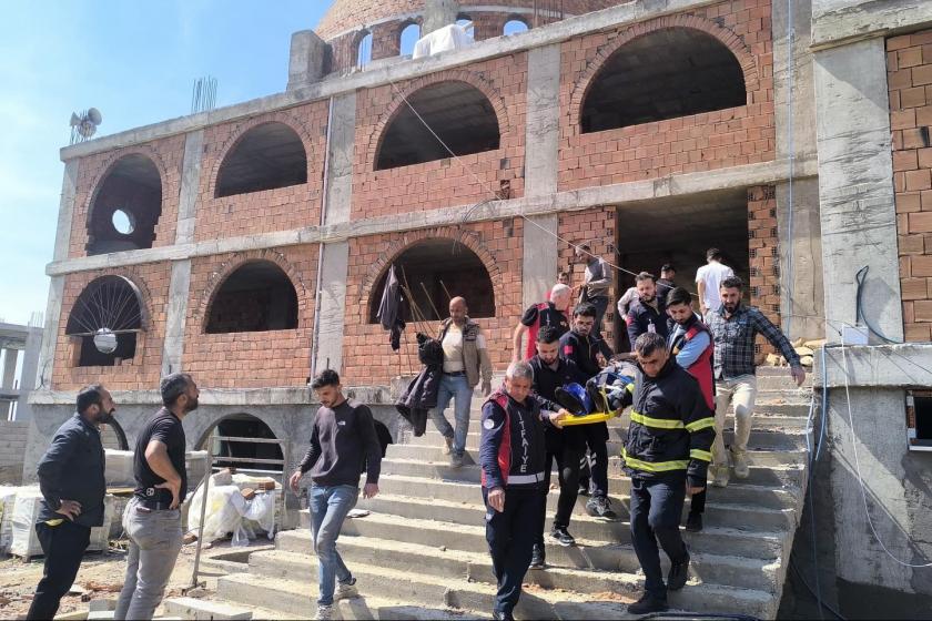 Mardin'de cami inşaatında iskelenin çökmesi sonucu 2 işçi yaralandı