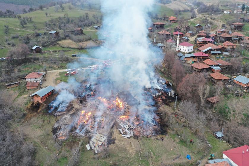 Kastamonu'da yangın çıktı: 3 ev, 6 ahır ve 9 samanlık zarar gördü