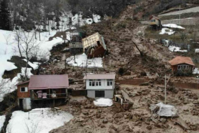 Artvin’de heyelan; ahşap ev çatısının üzerine devrildi