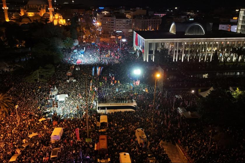 İmamoğlu’nun gözaltına alınması protesto edildi: Binlerce kişi Saraçhane'de toplandı