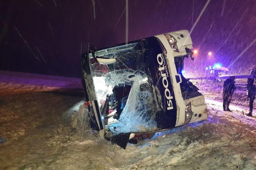 Afyon'da yolcu otobüsü şarampole devrildi, 1 kişi öldü, 25 kişi yaralandı