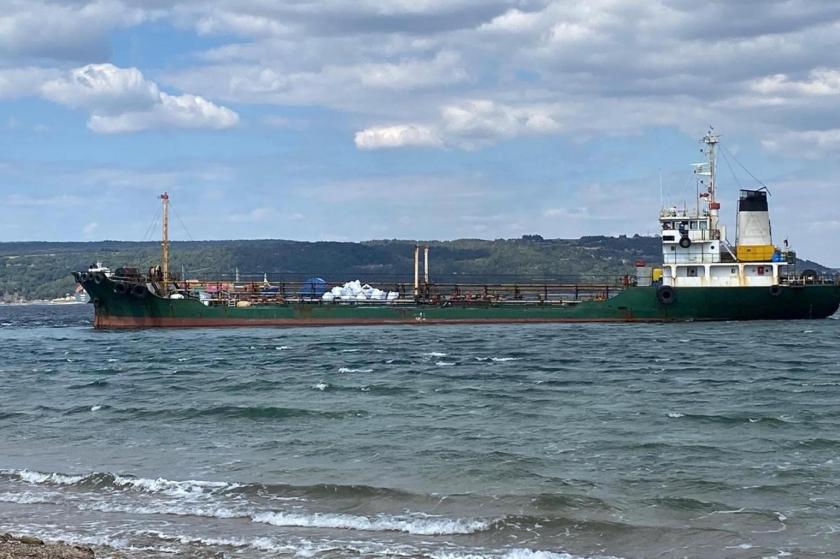 Çanakkale Boğazı'nda sürüklenen tanker karaya oturdu