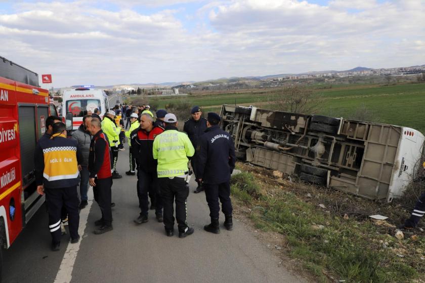 Keşan’da öğrenci servisi şarampole devrildi: 26’sı öğrenci 27 yaralı