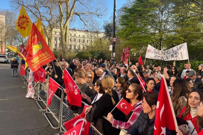 Londra’daki Türkiye Büyükelçiliği önünde İmamoğlu protestosu