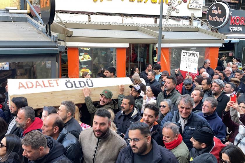 İzmirliler irade gaspına karşı sokaktaydı | Saraylarıyla saltanatlarıyla gidecekler