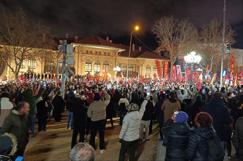 Ankara'da gözaltı operasyonlarını protesto eden kitle, eski Meclis binasına yürüdü