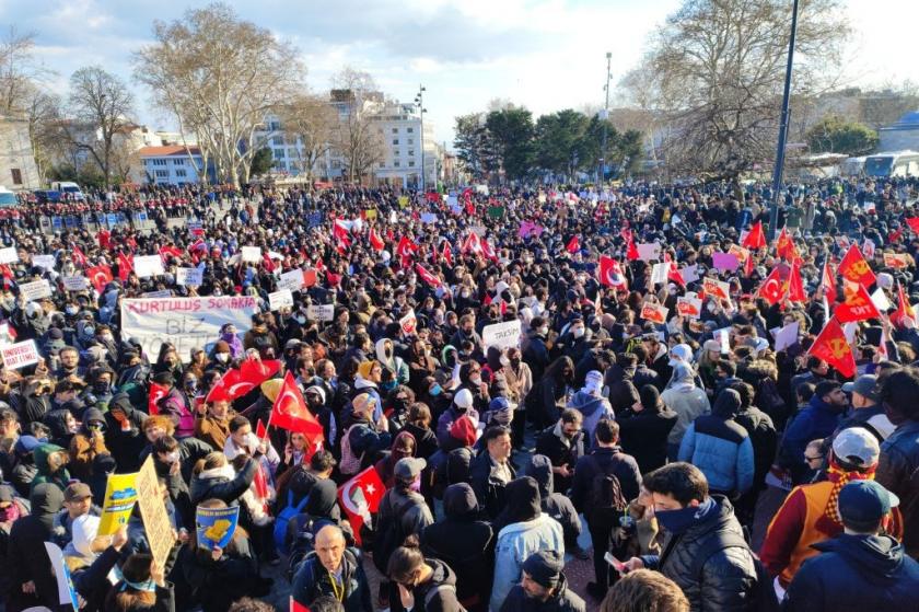 Büyük Üniversite Mitingi: Öğrenciler Beyazıt'ta toplanmaya başladı