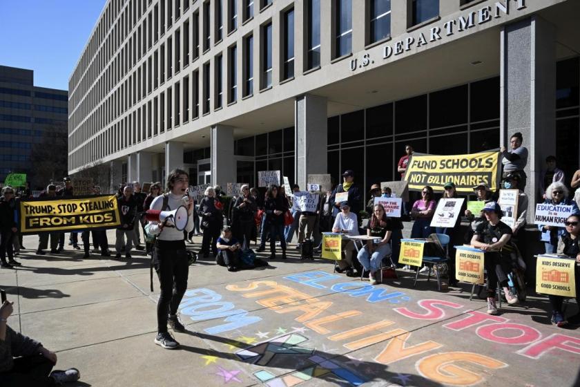 Eğitim Bakanlığını kapatan Trump protesto edildi