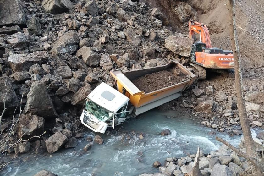 Kamyon ve iş makinesi heyelan altında kaldı; 1 işçi yaralı