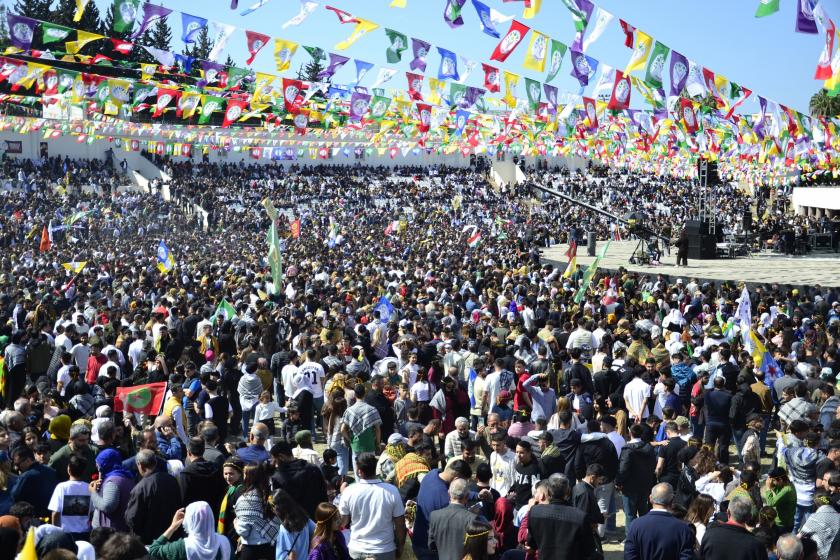 On binler Adana’da Newroz’da “Barış ve çözüm” mesajı verdi