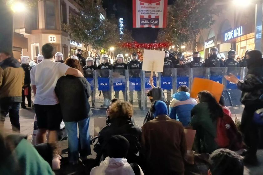 Balıkesir’de gençlerin yürüyüşüne polis engeli