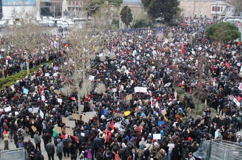 Binlerce üniversiteli Beşiktaş'ta buluştu: Operasyonlar yürüyüşle protesto ediliyor